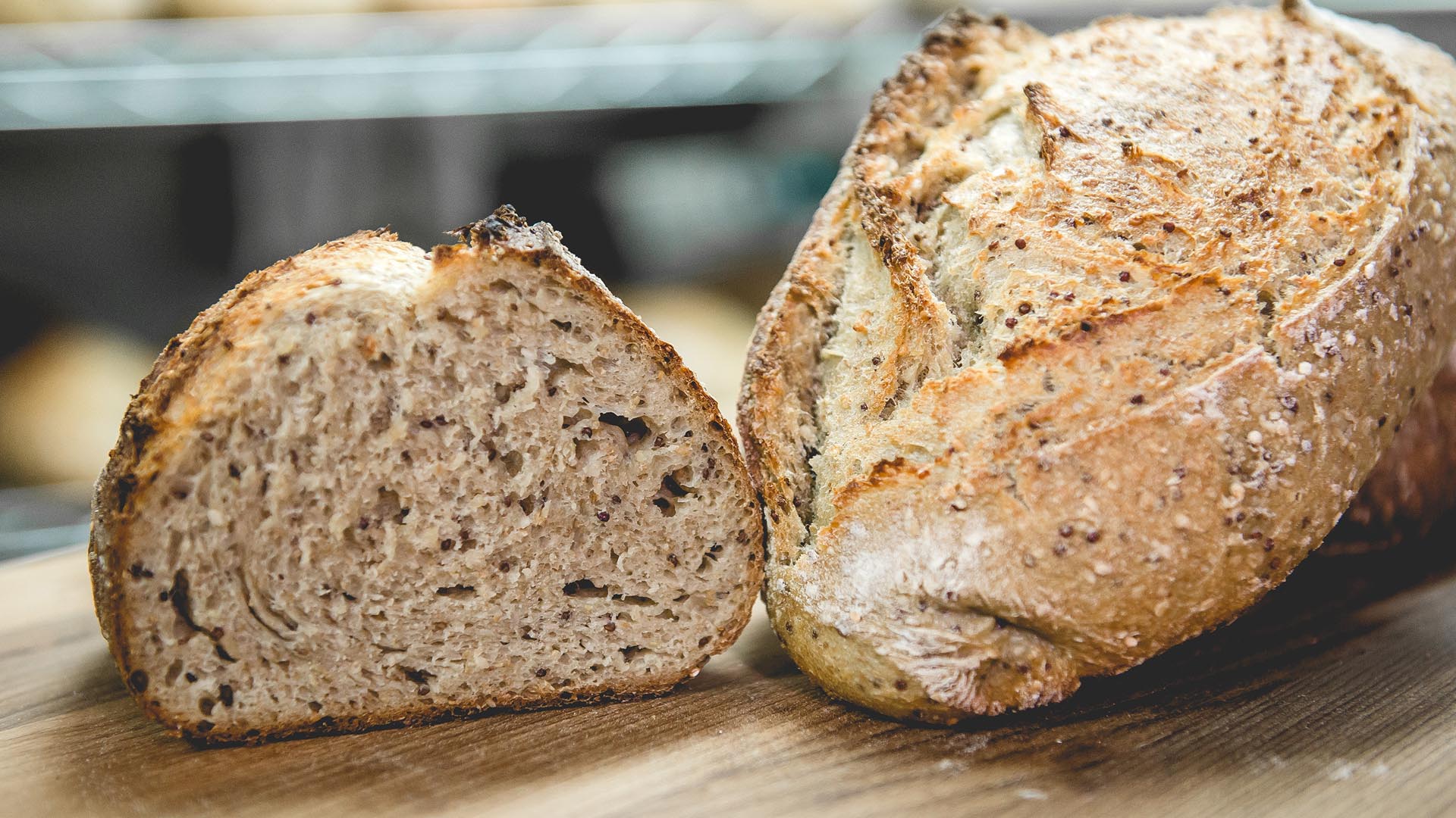 Хлеб чанг. Хлеб Roquefort and Almond Sourdough. Хлеб злаковый. Зерновой хлеб. Хлеб с зернами.